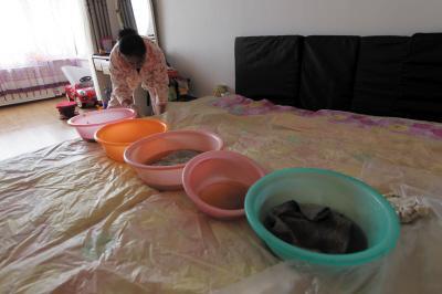 明光楼上漏水，住户失联，小区没物管，业主维权难！律师来支招……